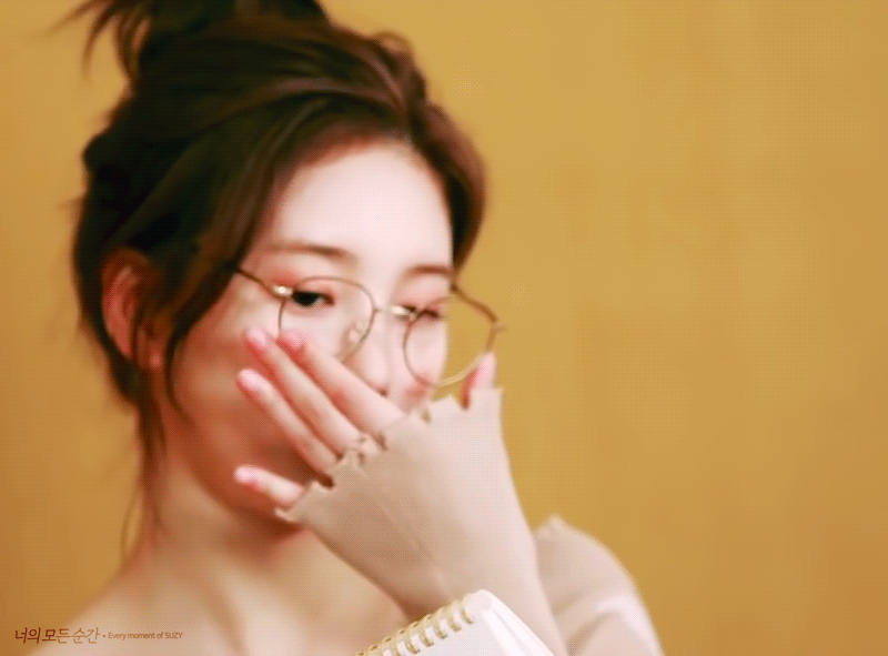 안경도 잘어울리는 수지.gif | 인스티즈