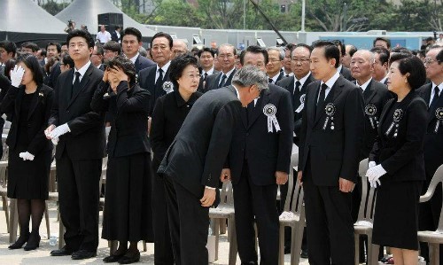  극심한 분노와 수치심을 애써 억누르며 고개를 숙이는 문대통령 | 인스티즈